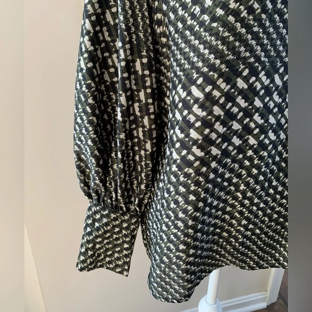 Who What Wear Lightweight Blouse Shirt Medium Top High Neck Pleated Shoulders - Picture 3 of 6